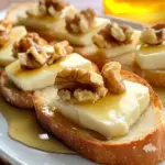 Crostini al brie, miele e noci